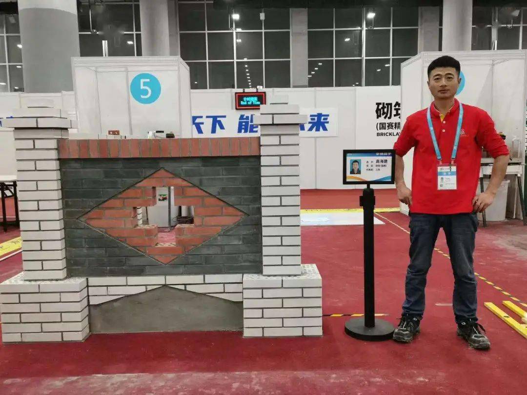 高海建"毫米"必较 砌筑工变身"艺术家"_比赛