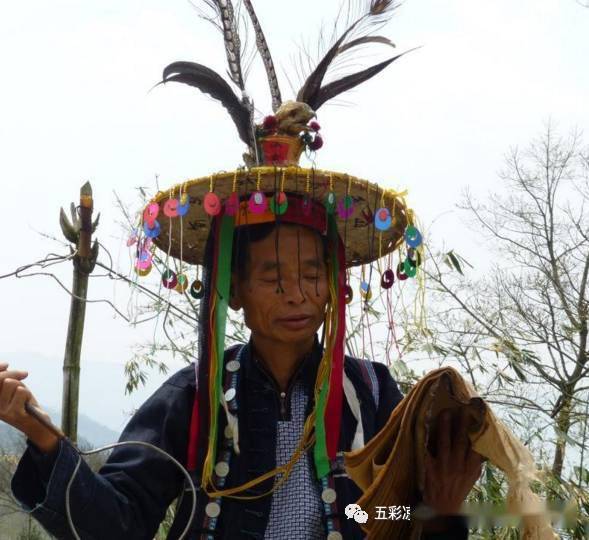 另一种法帽是毕摩在祭祖时戴的黑毡笠,毡笠上布满用银片制成的日,月