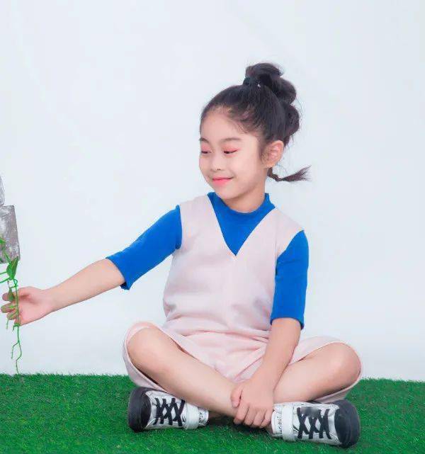 我是新圃街小学三年级四班的曹诗语,今天我们给大家分享的是《窗边的