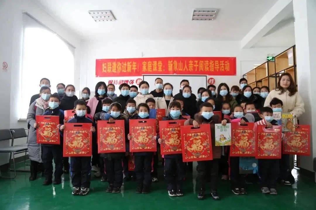 新书包,一本课外书,一盒水彩笔……小小的心愿承载着对新年美好的期盼