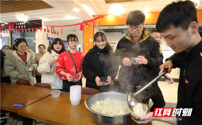 在南华大学学生食堂,留校就地过年的学生们与老师代表一起包饺子,吃