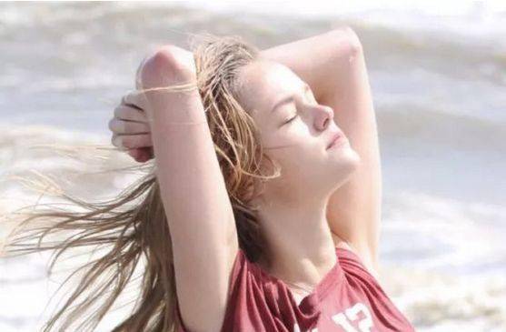 抬起,双腿保持伸直,双脚脚尖落到头部前方;双手在这里可以撑地或者扶