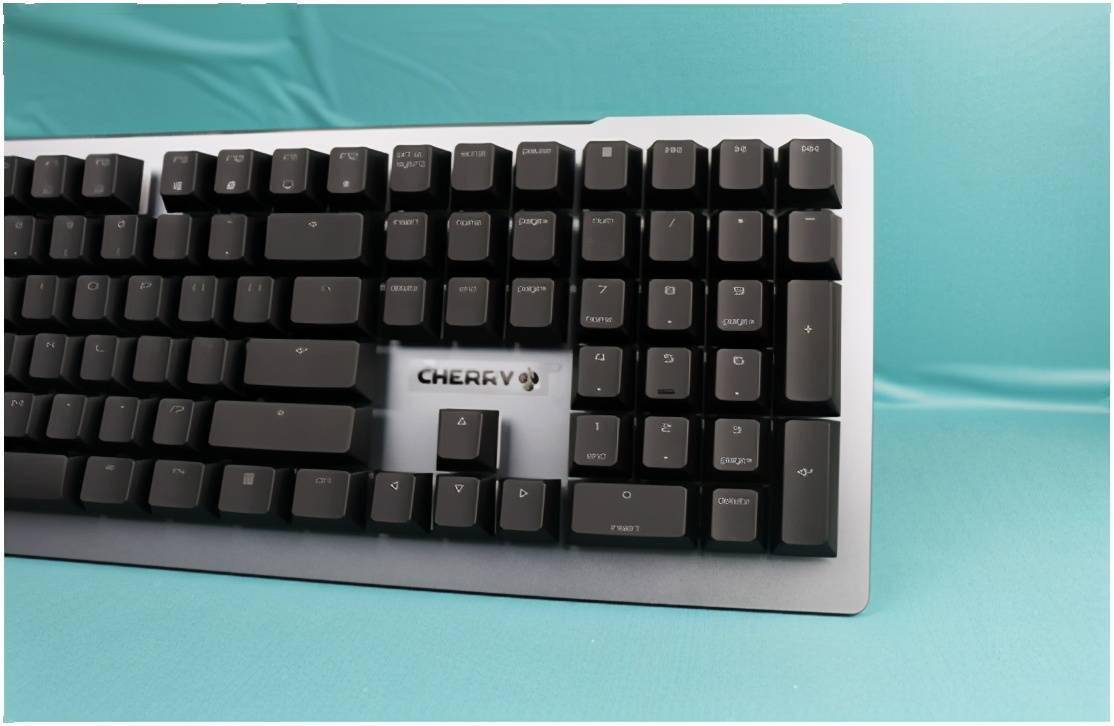 0机械键盘带有109个键位,包括常规键位以及多媒体键位,还有独特的