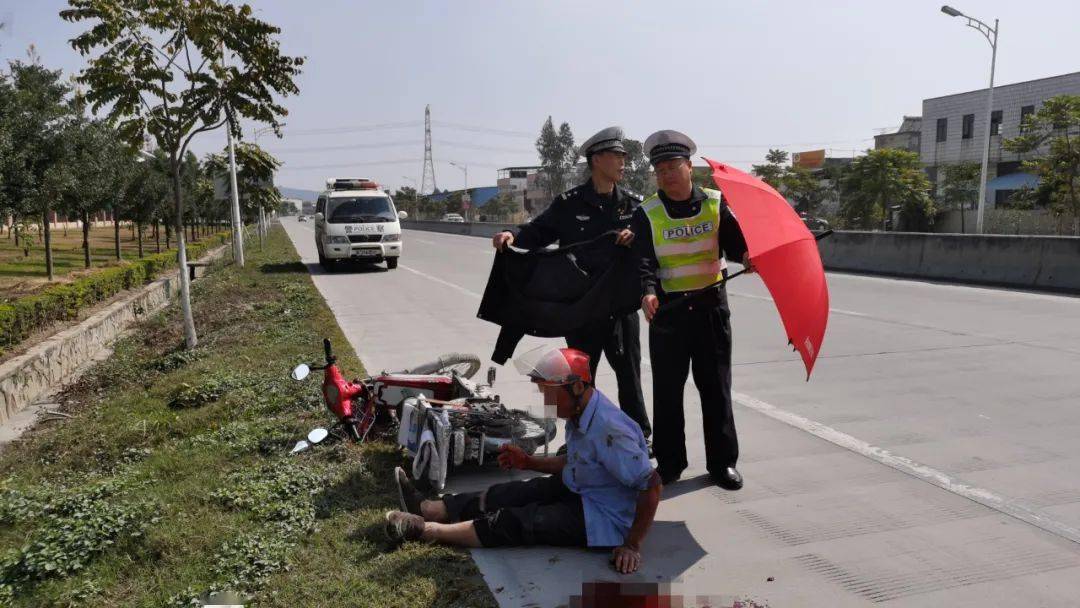 开平一路口发生交通事故一人当场倒地鲜血直流