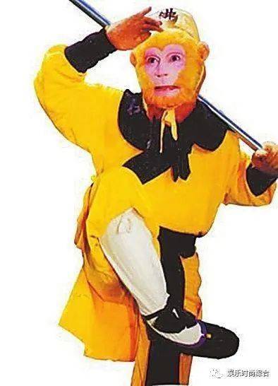 在拍戏的过程中,他遇到了一个小猴子.