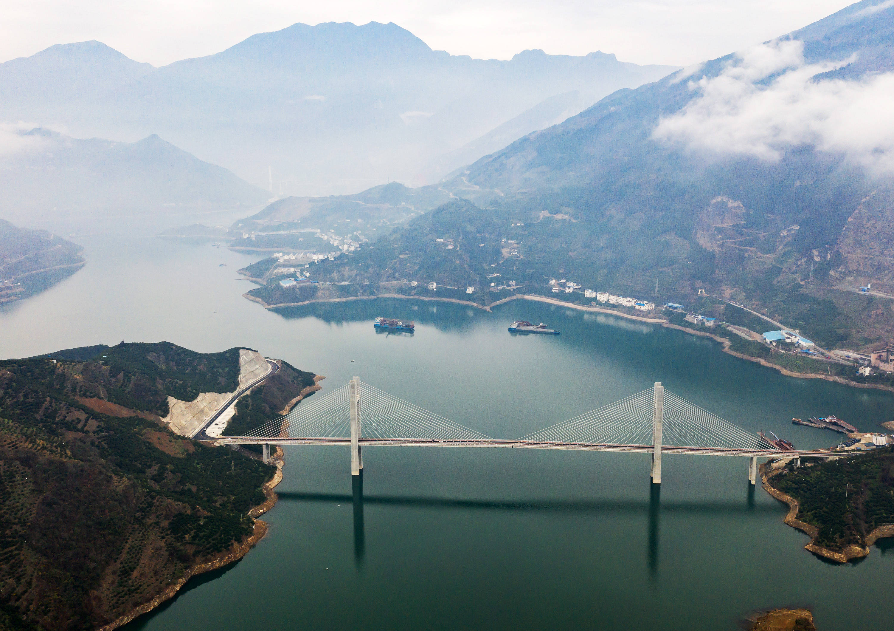 童庄河是三峡库区的一条长江支流,童庄河大桥建成通车,进一步优化了