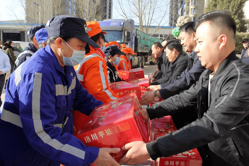 助人为乐中国好人武翠玲携爱心企业春节前夕慰问环卫工人