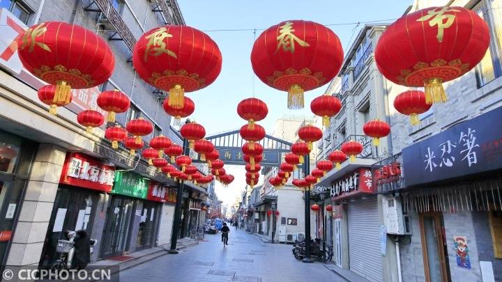 春节临近,北京市大街小巷的大红灯笼高高挂起,张灯结彩,一派欢乐祥和