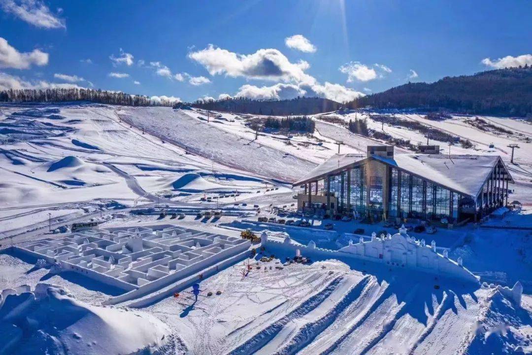 01长白山国际度假区雪场玩法小攻略长白山国际滑雪场位于北纬41°的