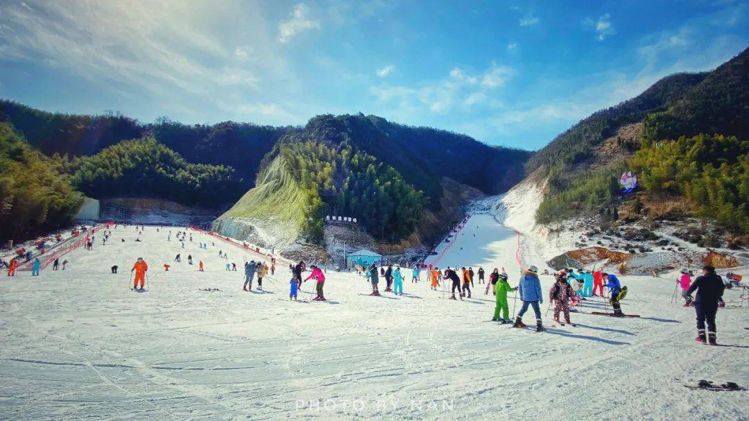 桐庐生仙里滑雪场除夕不营业哦春节营业时间记好啦~快来一起滑雪吧(如