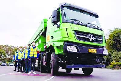 渣土车,搅拌车等大型货运车,工程运输车右转弯时,因驾驶员视野盲区较