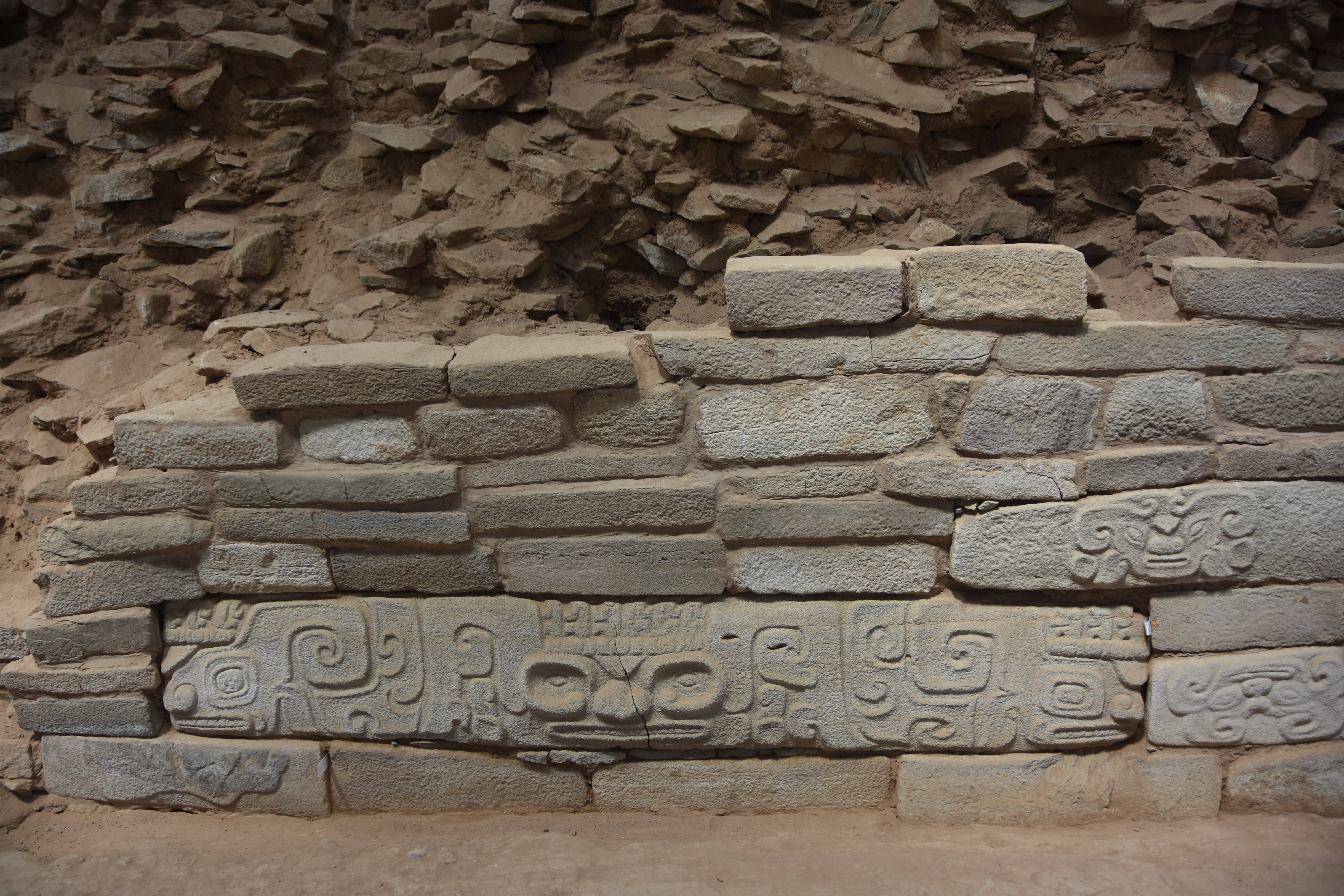 邵晶在石峁遗址的神面纹石立柱发掘现场.受访者供图