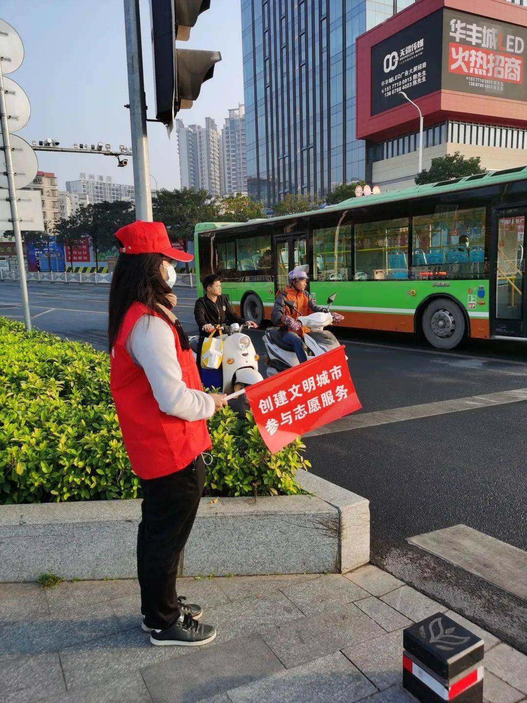 "情满旅途 暖心春运"——南宁春运中的那一抹"志愿红"