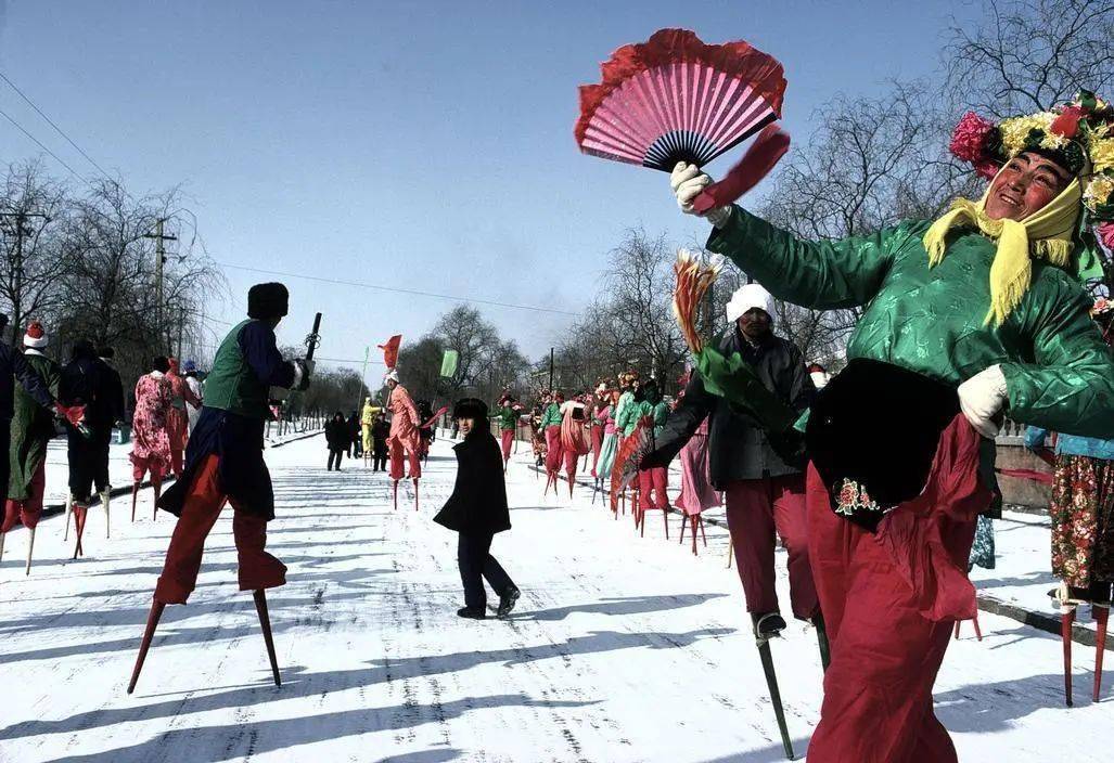 除此之外,还会有扭秧歌,踩高跷等表演活动.