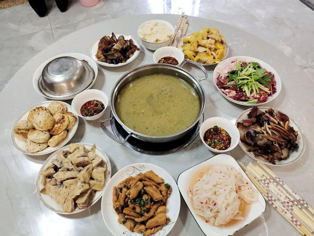 来自南宁市西乡塘区的年夜饭—20机电一体化1班傅宇宁来自云南镇雄