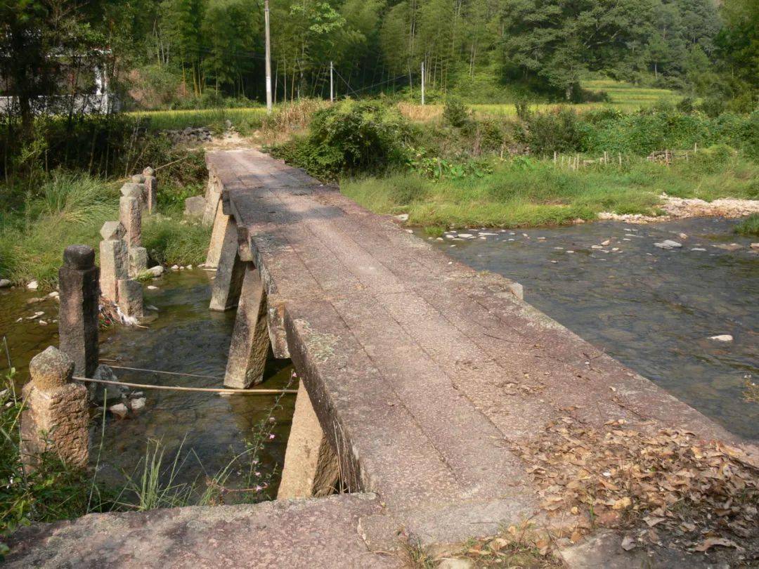 镇龙华村横溪自然村,东北至西南走向横跨横溪之上,为六墩七孔石梁桥