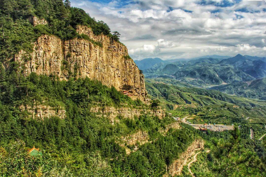 沧海桑田,恒山经历了多次造山运动和地壳升降运动,最终形成一座断层山