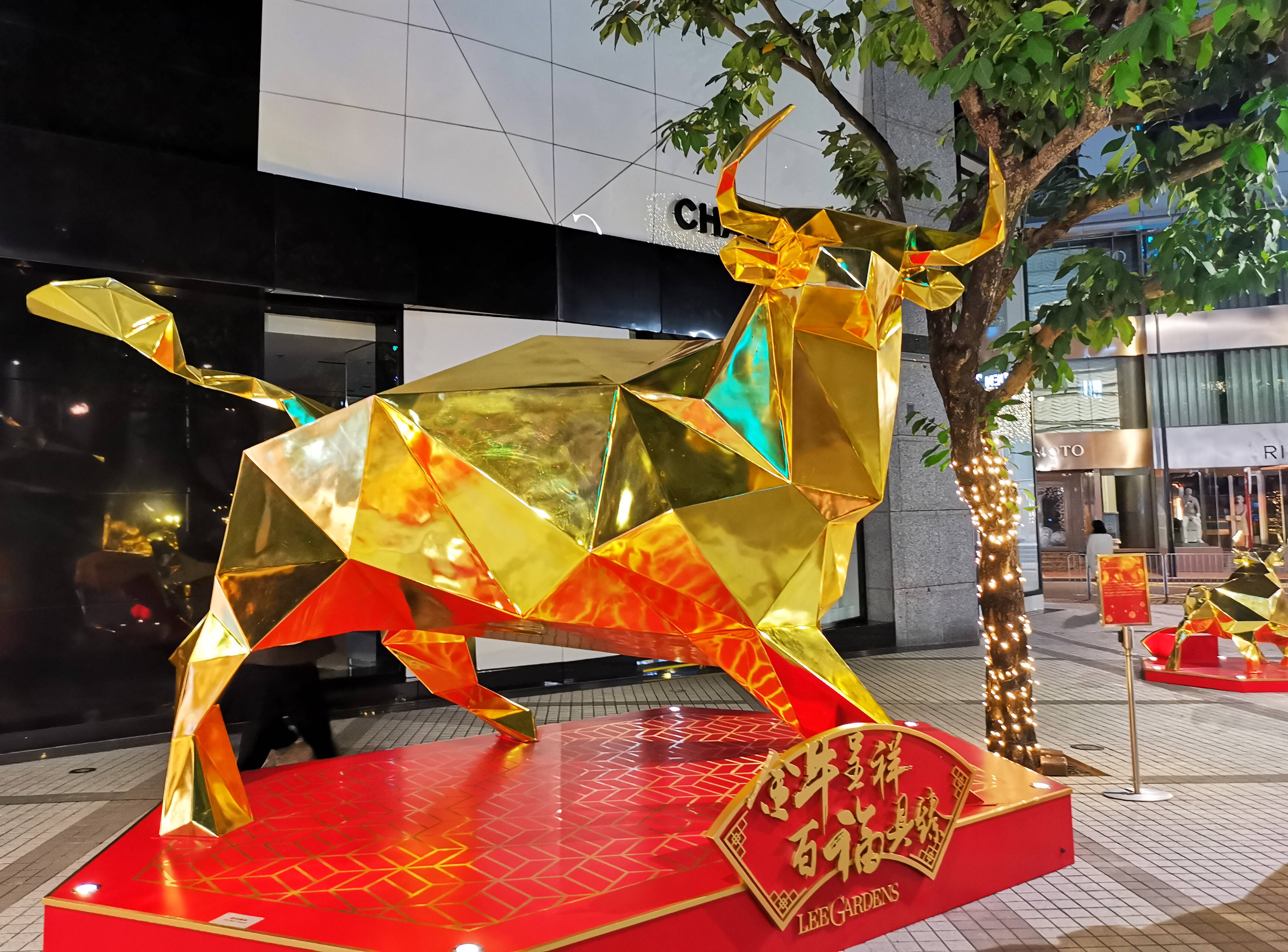 特写:香港街头巷尾"迎金牛"