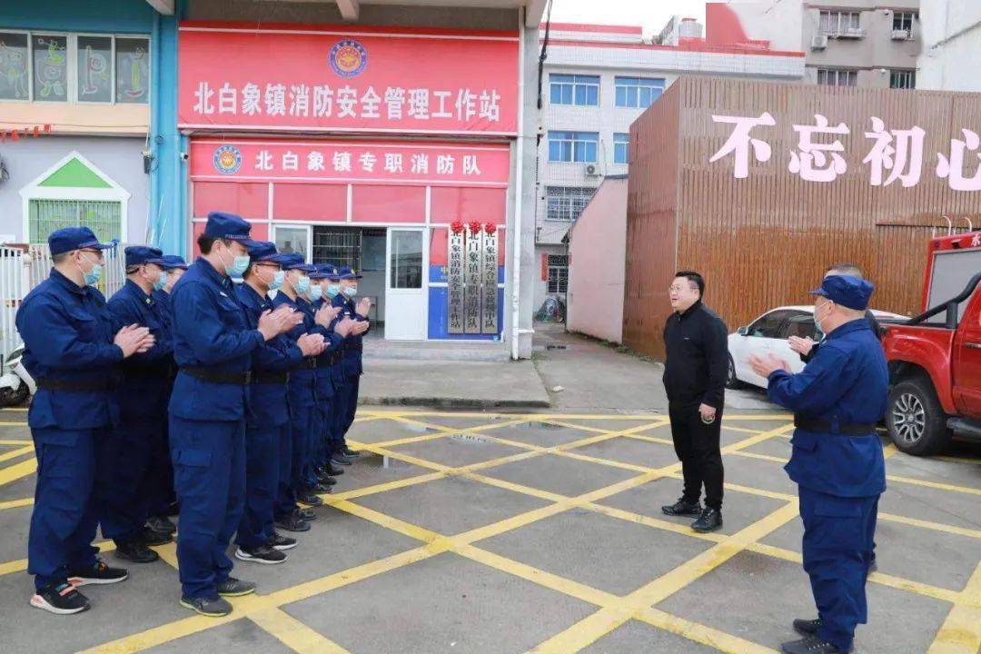 北白象镇党委书记看望慰问一线值守人员_蔡谷