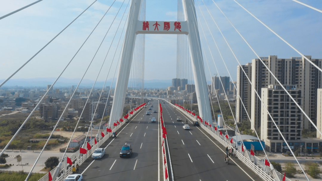 极大地方便了榕江南河两岸民众的出行,也大大缓解了榕华大桥的交通