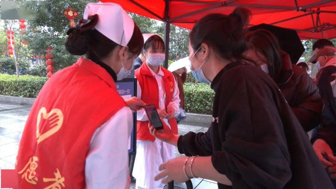 在沙县总医院正门处 护士们正引导市民 扫描八闽健康码"张贴码" 核验