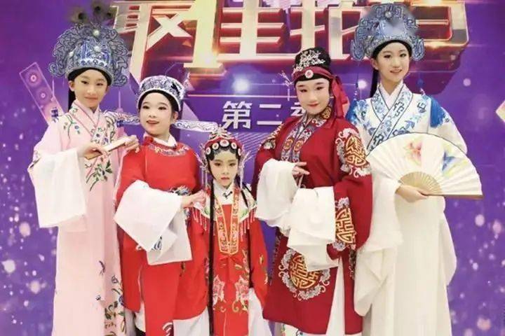 她是徐派小生,出身越剧世家,现在潜心传承越剧文化