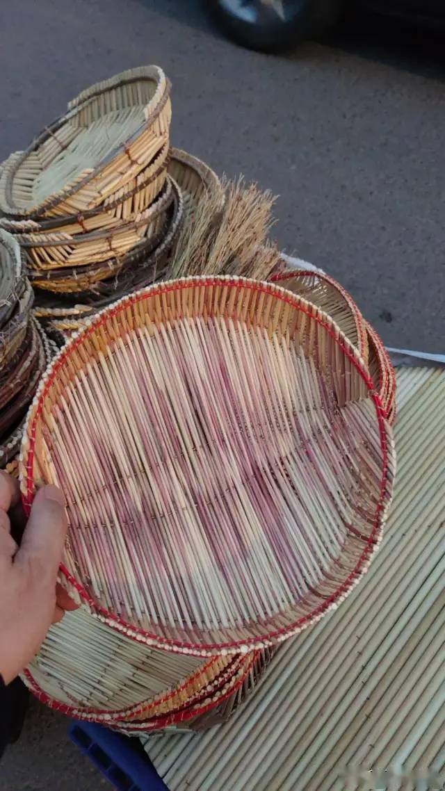 在山东省沂源县,一种流传千年的过年盛水饺神器叫"哇谷篦子",用高粱