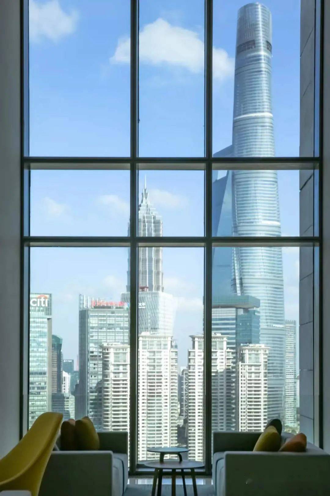 32层透明观景窗外的高楼