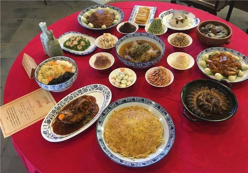 的温州宴席菜肴,冷菜有挂霜羊尾,豌豆芽,荸荠白,海蜇丝,热菜有三鲜汤