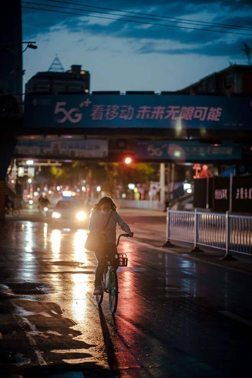 歌,唱给所有背井离乡的,拥有着抱负的年轻人,想出走城市看一看外面的