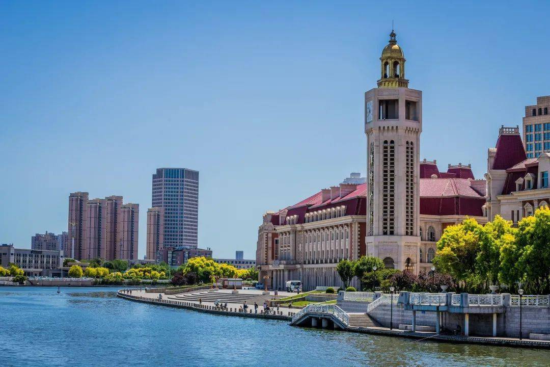 津湾广场 津湾广场的建筑风格与周边原租界内的历史建筑一致,是天津