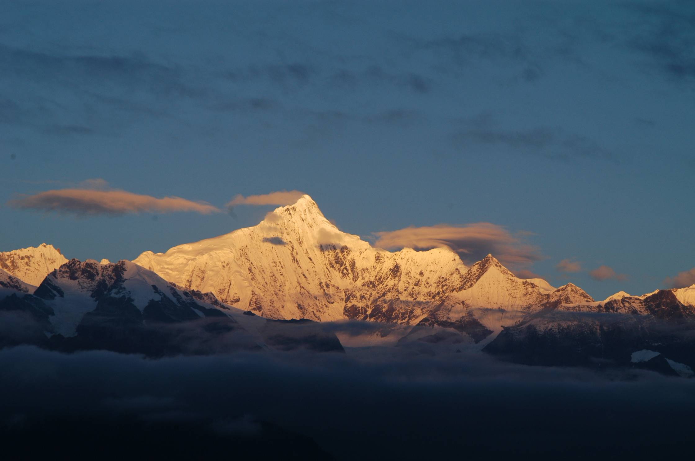 卡瓦博格峰(云南海拔最高点)云南位于我国西南,范围介于北纬21°8