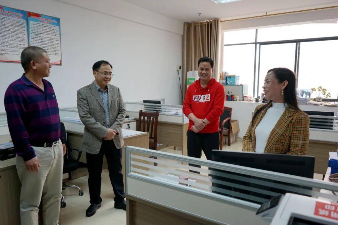 2月18日上午,宾阳县教育局党组书记,局长蒙天凯率局班子成员到局机关