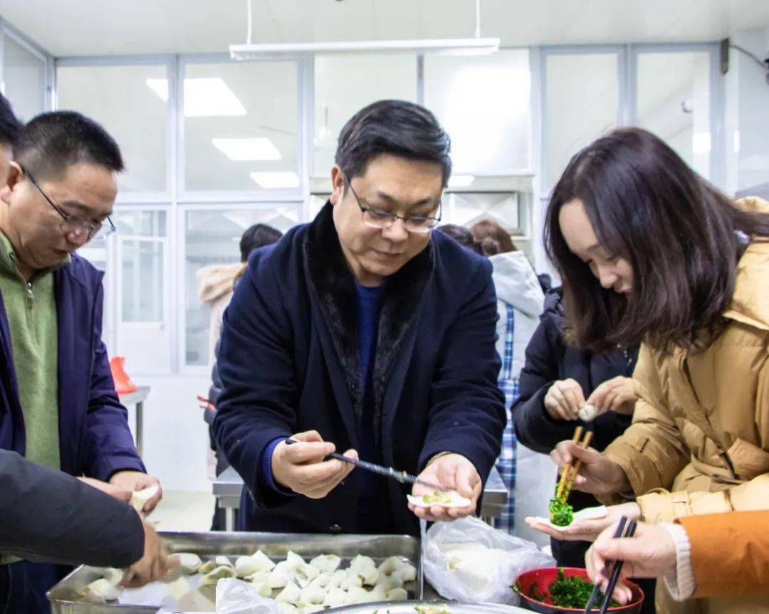 2021年2月10日上午,在新春佳节到来之际,大桥高级中学食堂二楼 一派欢