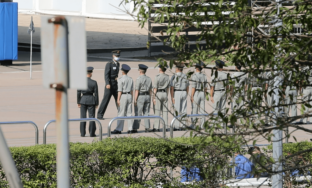 上,香港纪律部队和青少年制服团体的步操均由警队或前驻港英军传授,步
