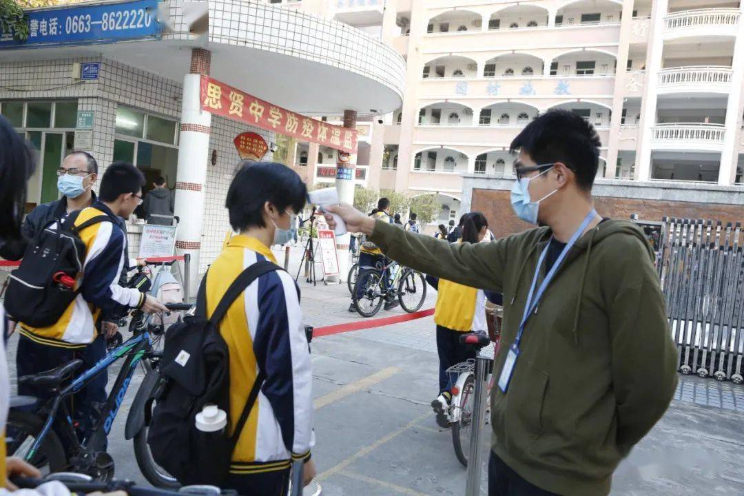 在经过体温检测及班级晨检之后 方可进入教学楼思贤中学捕捉开学第