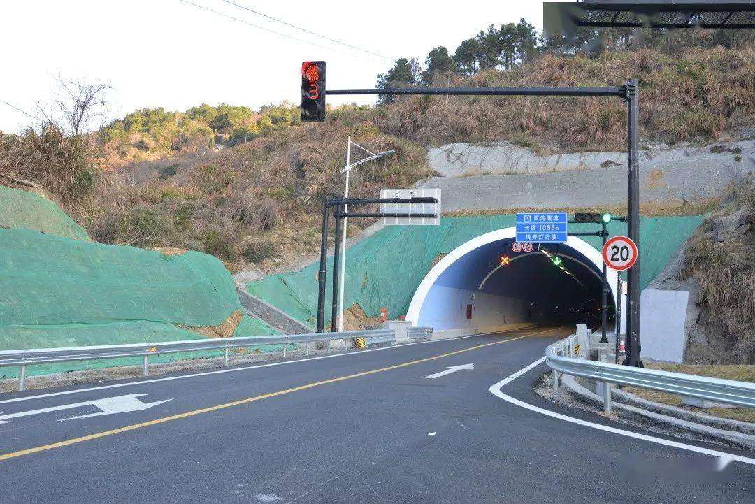 慢湾听海通古盘野渡无人舟自横西湾隧道通车