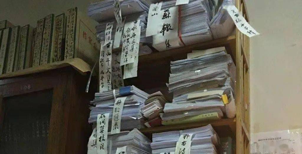 我办公室里堆积如山的稿件