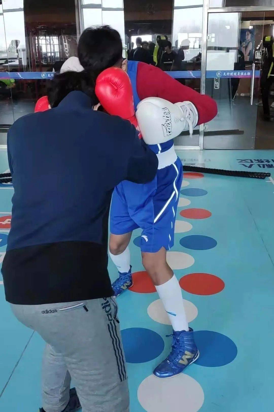 前手勾拳腰髋同样不能打斜(否则核心变形无法连接后手拳),同样略扣腕
