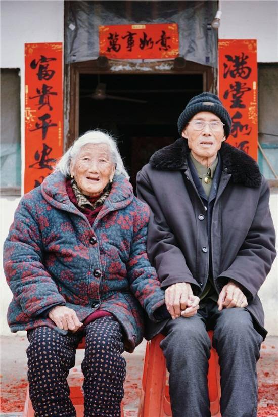 90多岁老夫妻拿到合影,看了很久