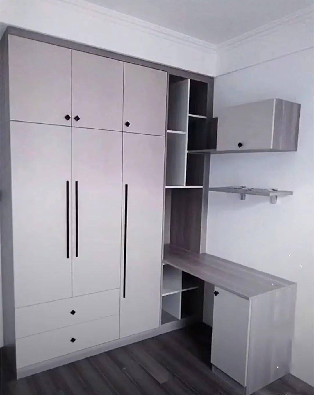 衣柜靠墙处掏个洞,装个半内嵌的转角书桌,小户型这么设计省空间