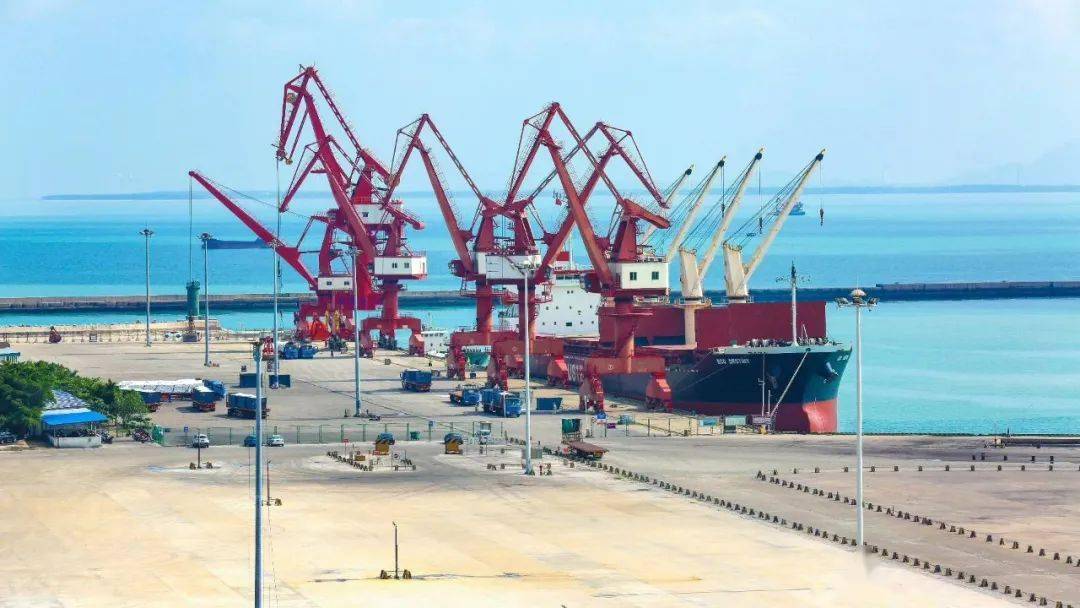 作为环北部湾经济圈主要贸易港口,2015年以来,八所港已连续5年突破