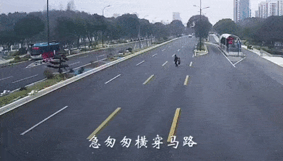 揪心!舟山祖孙俩横穿马路被撞飞,监控记录下惊险一幕!