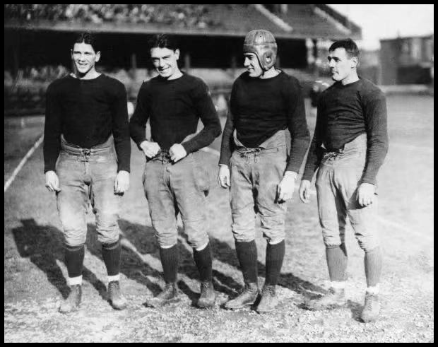 到了1922年, russell athletic开始为运动员们生产圆领卫衣.