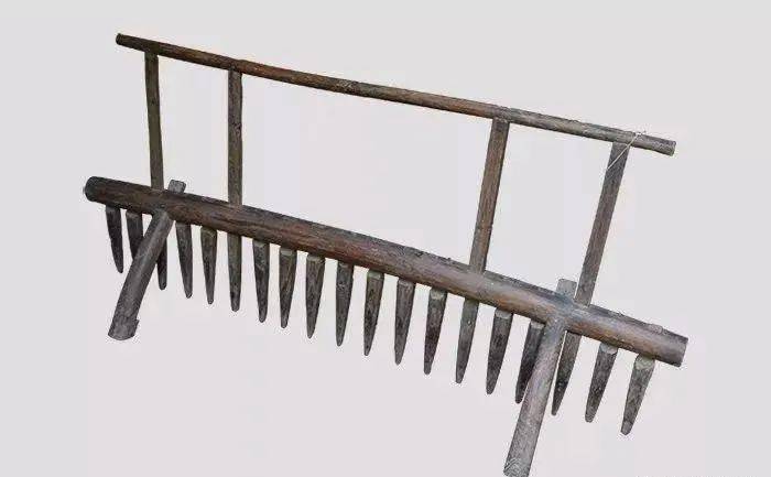 20铁犁犁是一种耕地的农具,由在一根横梁端部的厚重的刃构成,通常系在