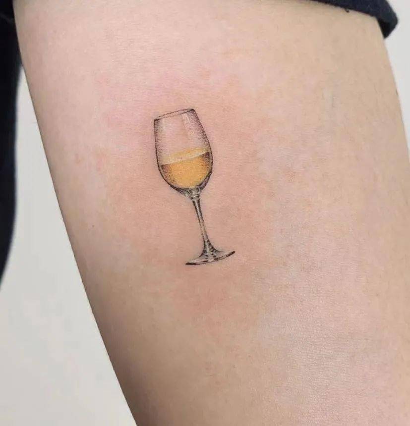 盛满酸甜苦辣的酒杯纹身