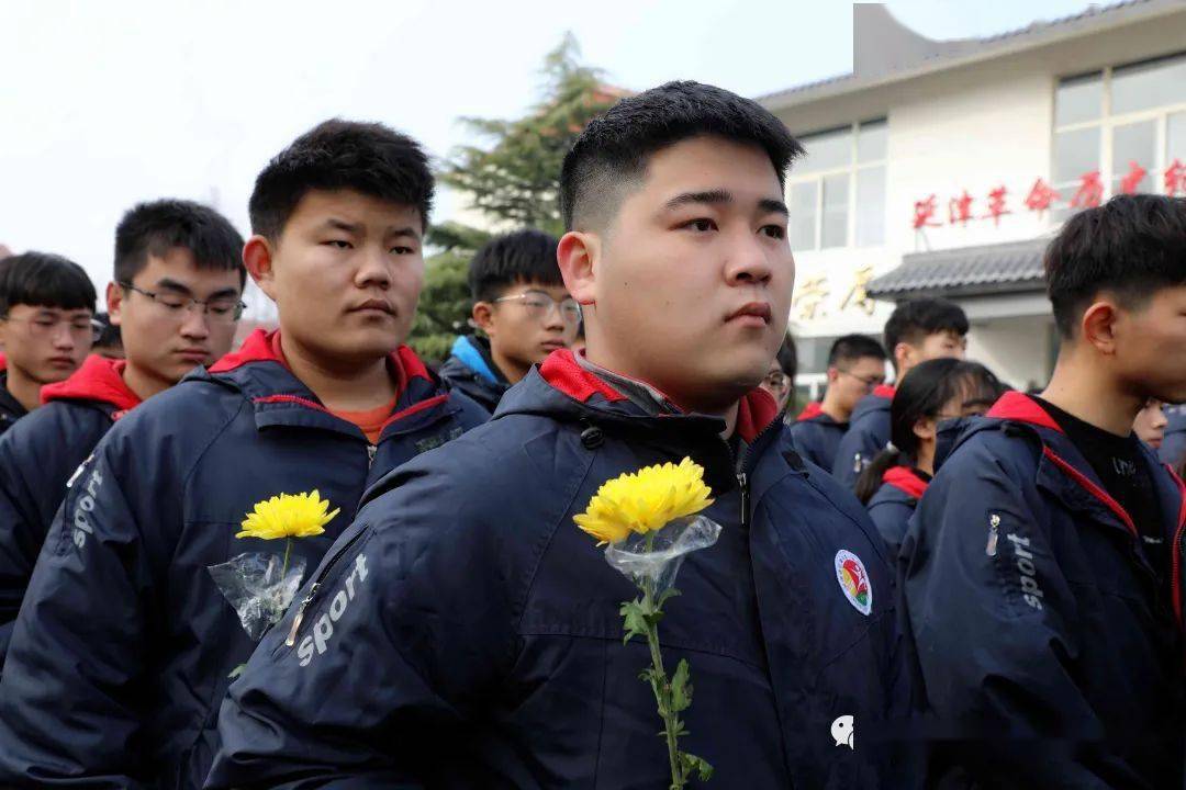 祭奠肖思远烈士感人场面