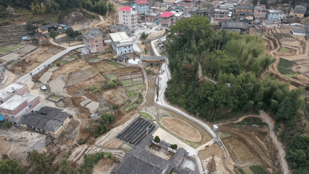 在剑斗镇御屏村的这处工地上,工人们正在修建的是排污管,将用于集中