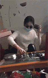 搞笑gif:大哥,啥也不说了,你最摇摆,你最帅