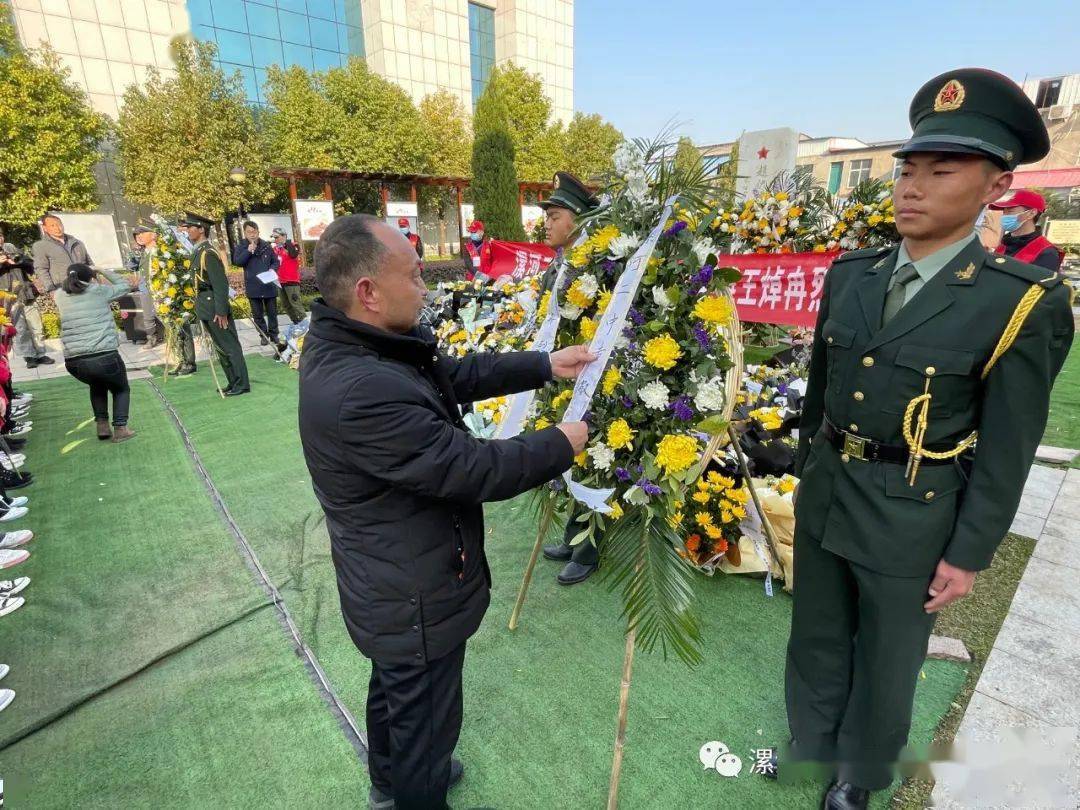 漯河二中专到烈士陵园开展悼念烈士王焯冉英雄祭奠活动